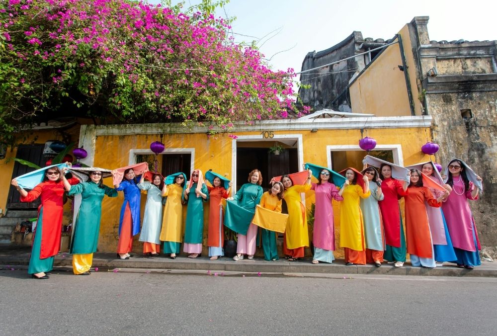 Gửi áo dài truyền thống Việt Nam sang Trung Quốc: Hướng dẫn chi tiết, an toàn và tiết kiệm chi phí