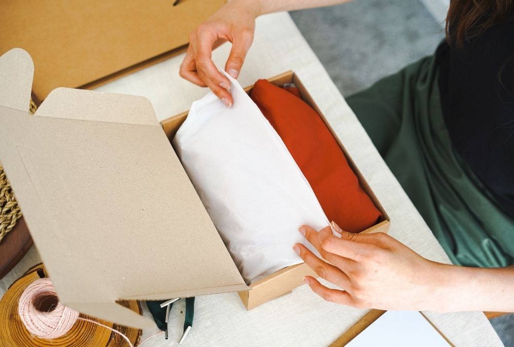 Gửi áo dài truyền thống Việt Nam sang Trung Quốc: Hướng dẫn chi tiết, an toàn và tiết kiệm chi phí