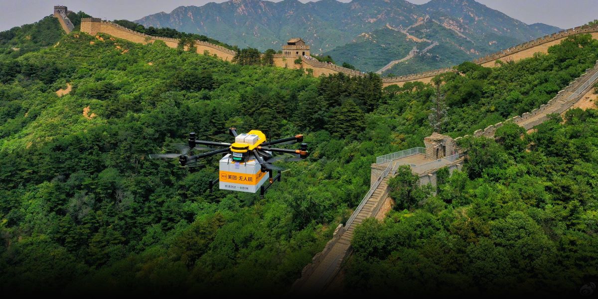 Một máy bay không người lái giao hàng hướng đến đoạn Badaling của Vạn Lý Trường Thành ở Bắc Kinh hồi tháng 8/2024
