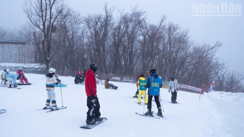 Khách du lịch trải nghiệm trượt tuyết tại Khu trượt tuyết hồ Tùng Hoa ở thành phố Cát Lâm, tỉnh Cát Lâm, Trung Quốc.