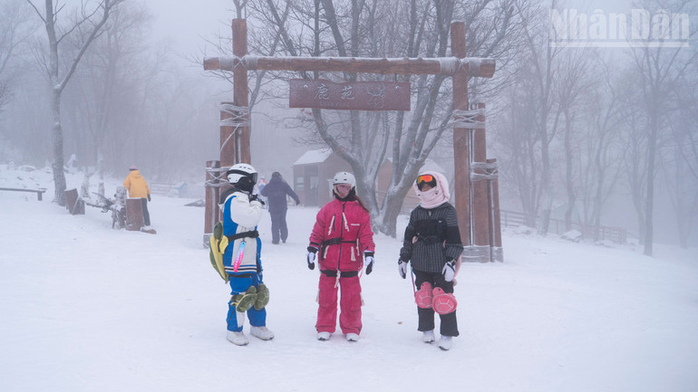 Khu trượt tuyết hồ Tùng Hoa là điểm trải nghiệm trượt tuyết nổi tiếng ở thành phố Cát Lâm, tỉnh Cát Lâm, Trung Quốc.