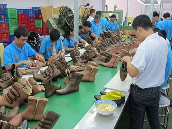 Một số hình ảnh sản xuất giày da tại Việt Nam.