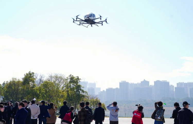 Hai công ty EHang Holdings và Hefei Hey Airlines đã được cấp phép sử dụng máy bay không người lái cung cấp dịch vụ vận chuyển hành khách thương mại, bao gồm cả các tour tham quan thành phố.
